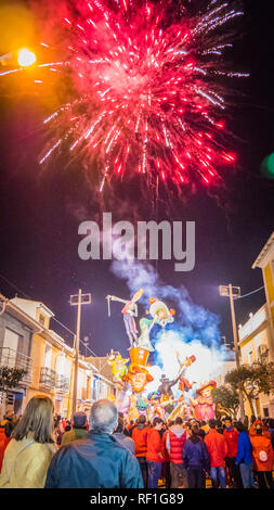 Cullera, Valencia/Spanien - 02. 17. 2017: Leute beobachten Feuerwerk Feier der Falla Raval - der Sieger während Las Fallas Festival in Valencia Stockfoto