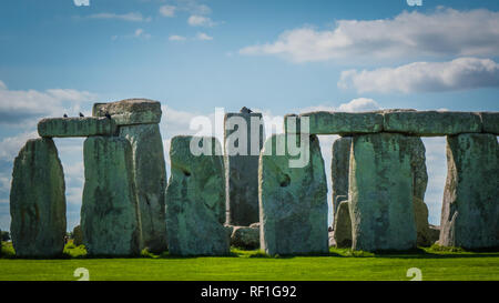 Stonehenge unesco-weltkulturerbe an einem sonnigen Tag, Salisbury in England. Sommer Urlaub Reiseziel in Großbritannien, Europa. Grüne Landschaft Landschaft w Stockfoto