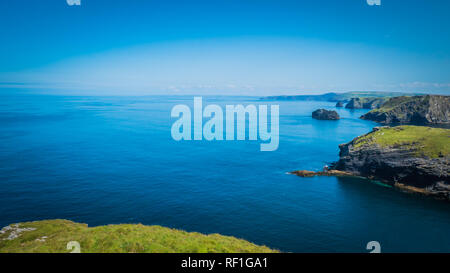 Grüne felsigen Klippen, dramatische Landschaft mit Atlantik/Keltische See Blick von Burg Tintagel in Cornwall, Vereinigtes Königreich, England Stockfoto