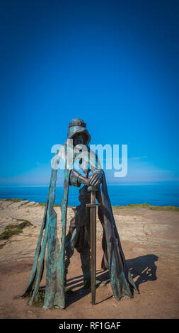 Tintagel, Cornwall/UK - 08. 28. 2017: Leute, Touristen hinter dem King Arthur Skulptur an der Burg Tintagel in Cornwall Hinterland, Küste, die über den AT Stockfoto