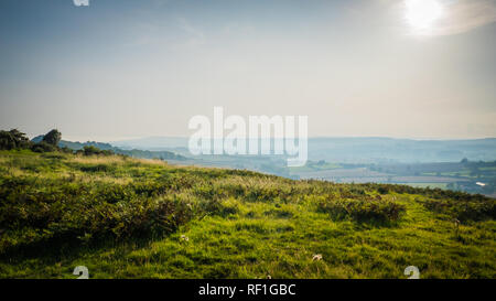 In den grünen Hügeln mit orangefarbenen Felsen Landschaft auf Jurassic Coast, in der Nähe von Sidmouth, Devon, im Vereinigten Königreich, Großbritannien. Britische Landschaft Sommer Ferien. Stockfoto