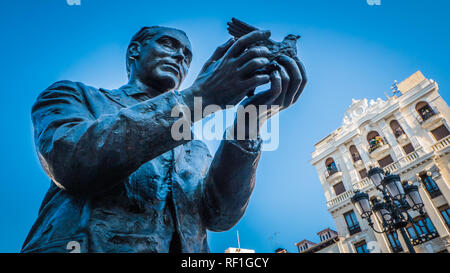 Madrid/Spanien - 08 16 2017: Federico Garcia Lorca spanischer Dichter, Dramatiker Denkmal, Skulptur auf der Plaza de Santa Ana oder Saint Anne Quadrat in der lite Stockfoto