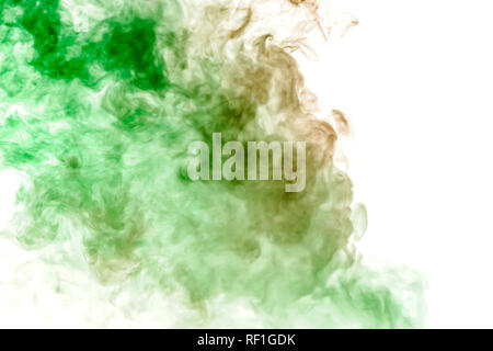 Cognac, dicken Rauch, durch farbige mit grünen und roten Licht gegen eine Weiße isoliert Hintergrund beleuchtet, mit Clubs und Locken geschweißt, steigende von einem Stockfoto