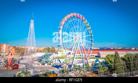 Torrejon de Ardoz, Madrid/Spanien - 12. 05. 2018: Magicas Navidades Weihnachtsmarkt mit Riesenrad, Karussell und Weihnachtsbaum in Torrejon de Ardoz Stockfoto