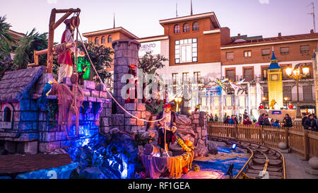 Torrejon de Ardoz, Madrid/Spanien - 12. 05. 2018: Weihnachtsschmuck von Nacht am Magicas Navidades Weihnachtsmarkt am Plaza Mayor in Torrejon de Ardoz Stockfoto