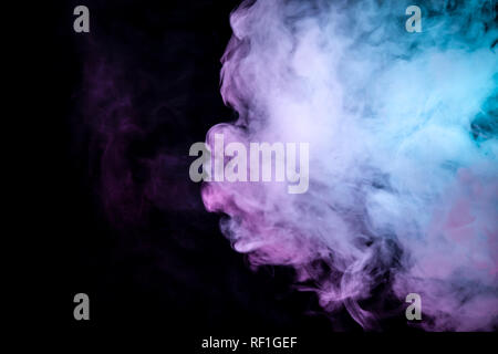 Cognac, dicken Rauch, durch farbige in Blau, lila und rosa Licht gegen dunkel schwarz isoliert Hintergrund beleuchtet, mit Clubs und Locken geschweißt, Stockfoto
