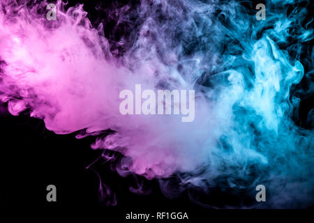 Cognac, dicken Rauch, durch farbige in Blau, lila und rosa Licht gegen dunkel schwarz isoliert Hintergrund beleuchtet, mit Clubs und Locken geschweißt, Stockfoto