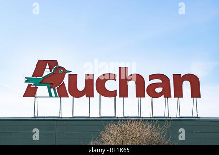 Leers, Frankreich - Januar 21,2019: Blick auf Auchan Supermarkt Logo. Auchan ist eine französische internationalen Supermarktkette. Stockfoto