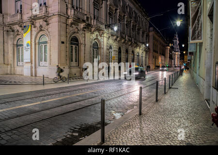 Lissabon bei Nacht, Straßen mit Straßenbahn Schienen und alten Häusern am 01. April in Lissabon, Portugal, 2018. Stockfoto