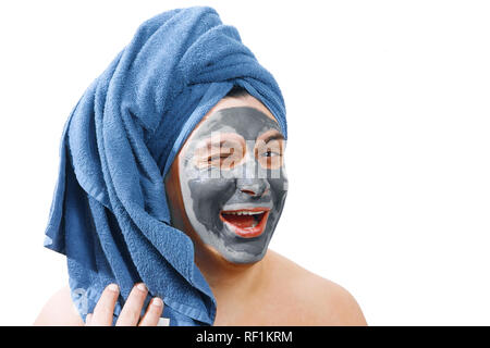 Lustig junge Mann winks in Maske für Haut wie Frau Die Gleichstellung der Geschlechter auf weißem Hintergrund isoliert Stockfoto
