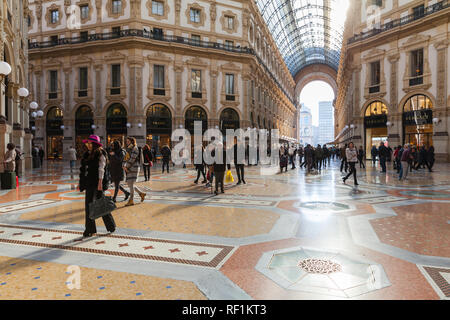 Mailand, Italien - Januar 19, 2018: Touristen und normale Menschen sind in der Galleria Vittorio Emanuele II, ist sie die älteste aktive Shopping Mall und einem großen Stockfoto