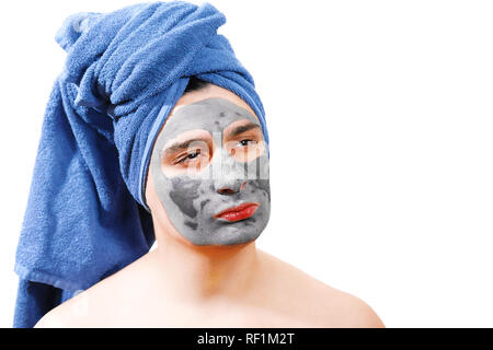 Lustige ernsthaften jungen Mann in der Maske für Haut wie Frau Die Gleichstellung der Geschlechter auf weißem Hintergrund isoliert Stockfoto