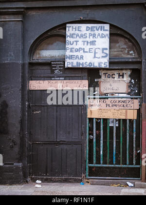 Humorvoll Zeichen über Blackmans Schuhgeschäft in Cheshire street in Spitalfields in London, die sich auf den Film "Der Teufel trägt Prada" Stockfoto