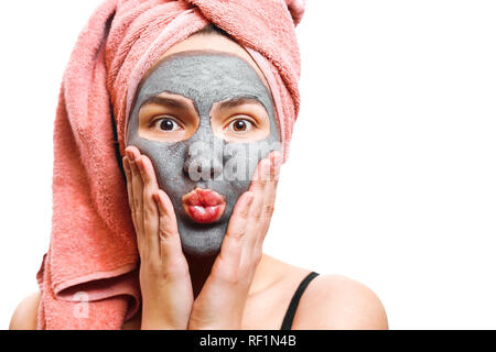 Junge Frau in der Maske für Gesicht haut auf isolierten weißen Hintergrund Luft Kuss geschwollenen Wangen Stockfoto