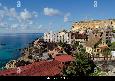 Mellieha, Malta vom 30. Dezember 2018 - Holz bunte Häuser in Popeye Village Film set Anchor Bay Stockfoto