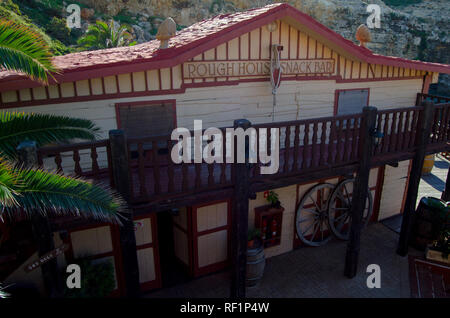 Mellieha, Malta, 30. Dezember 2018 - Rauhes Haus, Snackbar, Haus in Popeye Village Film, Anchor Bay Stockfoto
