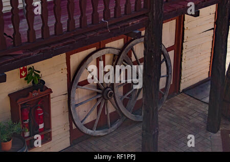 Mellieha, Malta, 30. Dezember 2018 - Zwei hölzerne Räder vor der rauhen Haus Snackbar vintage Stockfoto