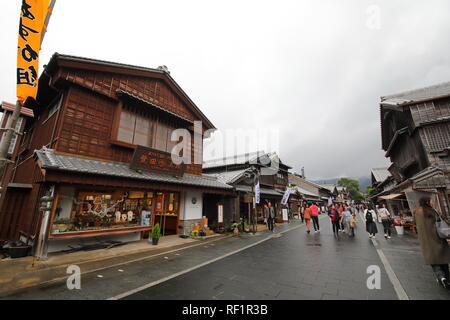 Menschen besuchen Okage Yokocho Einkaufsstraße in der Nähe von Ise-Jingu Schrein von Ise Japan. Stockfoto