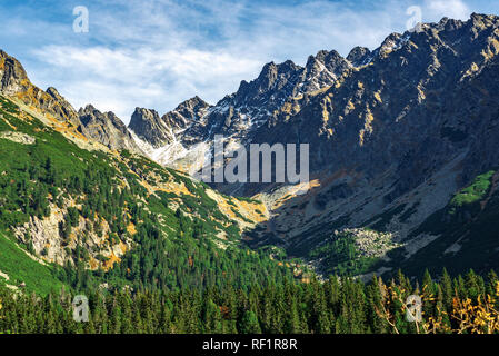 Majestätischen Blick auf den Nationalpark Hohe Tatra in der Slowakei Popradske Pleso, an einem sonnigen Herbsttag. Stockfoto