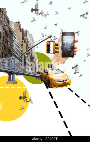 7/8 shot fo Mann mit Smartphone unter Bild von New York City mit Vögeln, Taxi und Kreise Abbildung Stockfoto