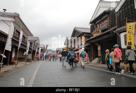 Menschen besuchen Okage Yokocho Einkaufsstraße in der Nähe von Ise-Jingu Schrein von Ise Japan. Stockfoto