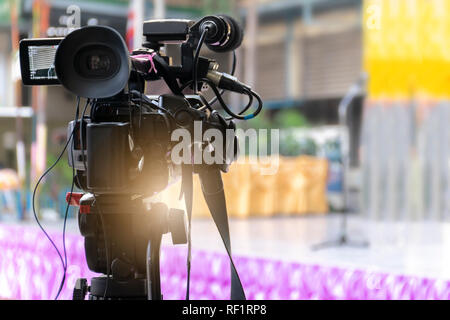 Video Recording ist professionell. Öffentlichkeitsarbeit - PR. Die Dreharbeiten ein Medienereignis mit einer Videokamera. Nachrichten Konferenz. Stockfoto