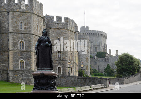 Statue von Queen Victoria vor Schloss Windsor, Windsor, England, Grossbritannien, Europa Stockfoto