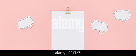 Kreative flach Draufsicht mock up leere Blatt Papier Postkarte Clip Board auf Tausendjährigen rosa Papier Hintergrund Kopie Raum Stockfoto
