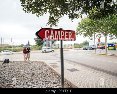 INCA, PALMA DE MALLORCA, SPANIEN - 8. Mai 2018: Paar für Camper Schuhfabrik Hauptsitz in Inca mit Schriftzug auf totem Pfeil Verkehrsschild. Kameras ist ein Schuhe Firma mit Sitz auf Mallorca, Spanien Stockfoto