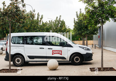 INCA, PALMA DE MALLORCA, SPANIEN - 8. Mai 2018: die Camper Schuhfabrik Hauptsitz in Inca mit Schriftzug auf weißen Lieferwagen Stockfoto