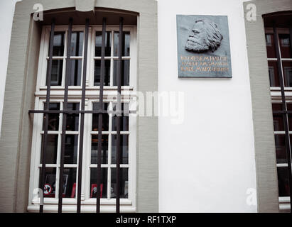 TRIER, Deutschland - Dec 21, 2015: Frontansicht der Gedenktafel an der Fassade des Hauses waren Karl Marx in Trier, Deutschland Stockfoto