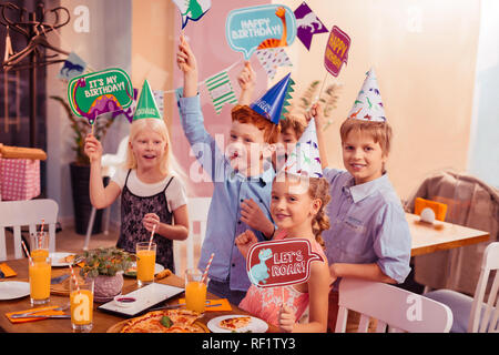Gerne jugendliche Visitenkarten Holding bei Foto Session Stockfoto