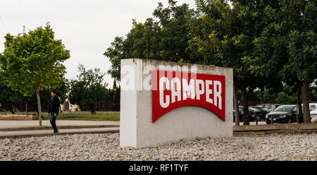 INCA, PALMA DE MALLORCA, SPANIEN - 8. Mai 2018: Roter Camper Schriftzug auf der Schuhfabrik Hauptsitz in Inca mit Schriftzug auf totem. Kameras ist ein Schuhe Firma mit Sitz auf Mallorca, Spanien Stockfoto