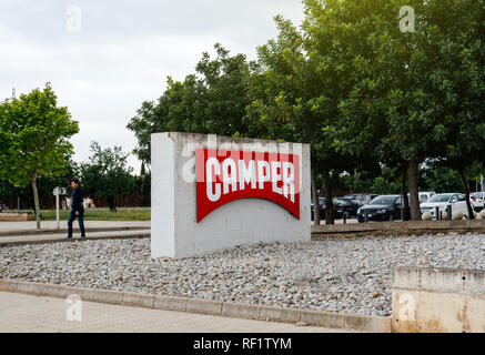 INCA, PALMA DE MALLORCA, SPANIEN - 8. Mai 2018: Roter Camper Schriftzug auf der Schuhfabrik Hauptsitz in Inca mit Schriftzug auf totem. Kameras ist ein Schuhe Firma mit Sitz auf Mallorca, Spanien Stockfoto