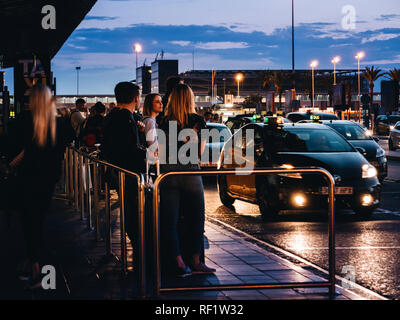 BARCELONA, SPANIEN - 31. MAI 2018: internationale Touristen und Besucher von Barcelona Warten auf das Taxi Auto in der Warteschlange vor dem internationalen Flughafen Barcelona El Prat Stockfoto