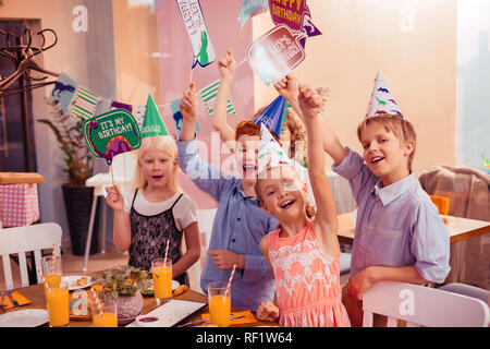 Positiv erfreut Kinder demonstrieren Karten auf Foto Stockfoto
