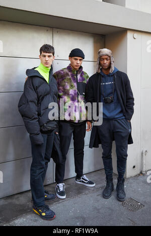 Mailand, Italien - Januar 13, 2019: der Mann, der die Modelle nach John Richmond fashion show, Mailand Fashion Week street style Stockfoto