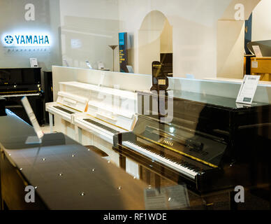 TRIER, Deutschland - Dec 21, 2015: Luxus P Serie Yamaha Piano shop Musikfachhandel verkauft exklusive Klaviere und Flügel von Yamaha Pianoworld Stockfoto