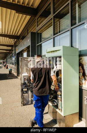 KARLSRUHE, Deutschland - 11. MAI 2018: Rückansicht der männlichen Service Operator Reparatur der Fahrkarte Fahrkarte service Automaten in der Nähe des Eingangs des Karlsruhe Flughafen entfernt Stockfoto