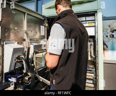 KARLSRUHE, Deutschland - 11. MAI 2018: Close-up der männlichen fahrer reparatur der Fahrkarte Fahrkarte service Automaten in der Nähe des Eingangs des Karlsruhe Flughafen entfernt Stockfoto