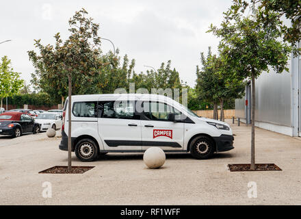 INCA, PALMA DE MALLORCA, SPANIEN - 8. Mai 2018: die Camper Schuhfabrik Hauptsitz in Inca mit Schriftzug auf totem. Kameras ist ein Schuhe Firma mit Sitz auf Mallorca, Spanien Stockfoto