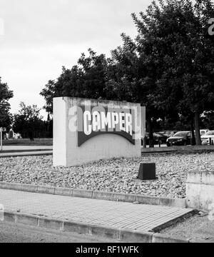 INCA, PALMA DE MALLORCA, SPANIEN - 8. Mai 2018: Schwarz und Weiß für Camper Schuhfabrik Hauptsitz in Inca mit Schriftzug auf totem. Kameras ist ein Schuhe Firma mit Sitz auf Mallorca, Spanien Stockfoto