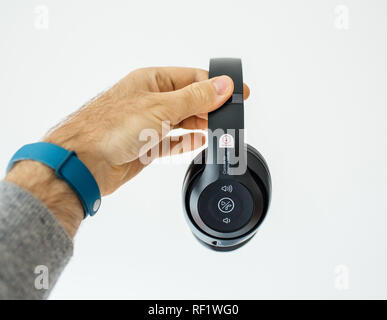 PARIS, Frankreich, 31. MÄRZ 2018: Beats 3 Studio Professional kabellose Kopfhörer durch Beats von Dr. Dre Apple mit allen Accessoires - Hand Kopfhörer vor weißem Hintergrund Stockfoto