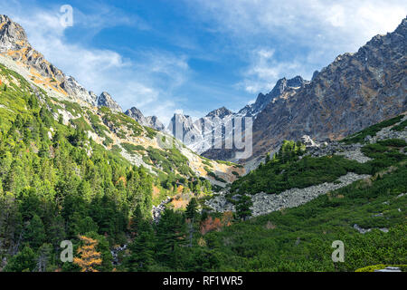 Majestätischen Blick auf den Nationalpark Hohe Tatra in der Slowakei Popradske Pleso, an einem sonnigen Herbsttag (unten Sedlo pod Ostrvou) Stockfoto
