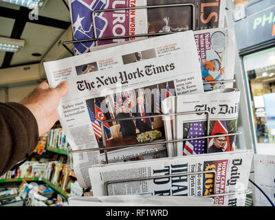 PARIS, Frankreich, 13. JUNI 2018: der Mann, der den Kauf der New York Times Zeitung am Kiosk an der Abdeckung drücken US-Präsident Donald Trump Sitzung nordkoreanischen Führer Kim Jong-un in Singapur Stockfoto