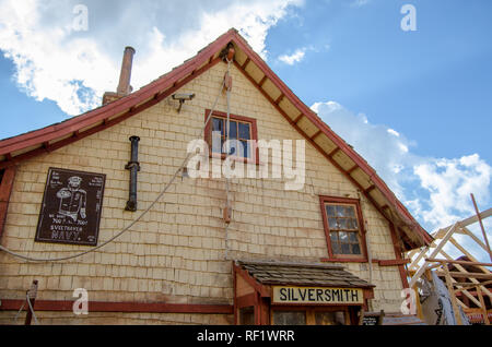 Mellieha, Malta, 30. Dezember 2018 - Silberschmied alten Holzhaus in Popeye Village Anchor Bay Stockfoto