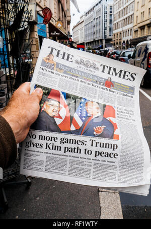 PARIS, Frankreich, 13. JUNI 2018: der Mann, der den Kauf der Zeitung The Times auf Presse Kiosk zeigt auf dem Cover der US-Präsident Donald Trump Sitzung nordkoreanischen Führer Kim Jong-un in Singapur Stockfoto