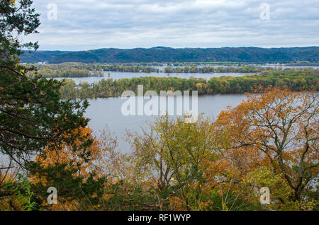 Mit Blick auf den Mississippi River von bildnis Mounds National Monument in Iowa und Wisconsin im Abstand Stockfoto