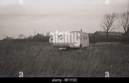 1950, historische, einzelne Karawane der Styling der Epoche, in der Mitte einer Öde leere Feld geparkt, England, Großbritannien Stockfoto