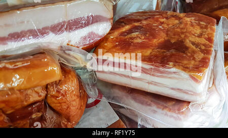 Konzept der ungesunde Nahrung - Fleisch in einem Kunststoff zum Verkauf verpackt in einem großen Supermarkt in close-up Stockfoto